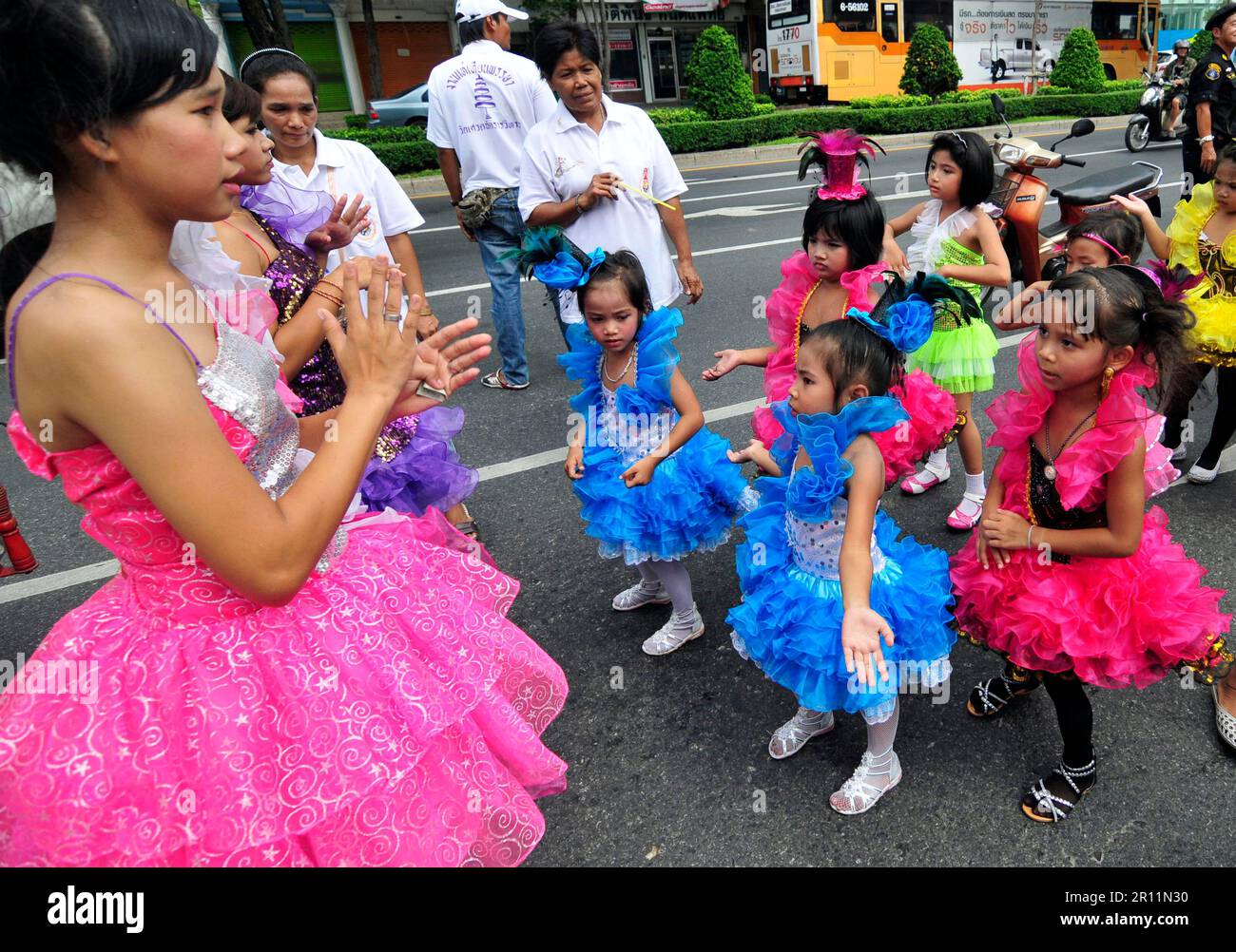 Eine farbenfrohe Parade entlang der Charoen Nakhon Rd in Bangkok, Thailand. Stockfoto