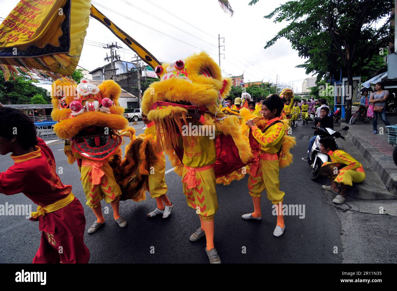 Eine farbenfrohe Parade entlang der Charoen Nakhon Rd in Bangkok, Thailand. Stockfoto