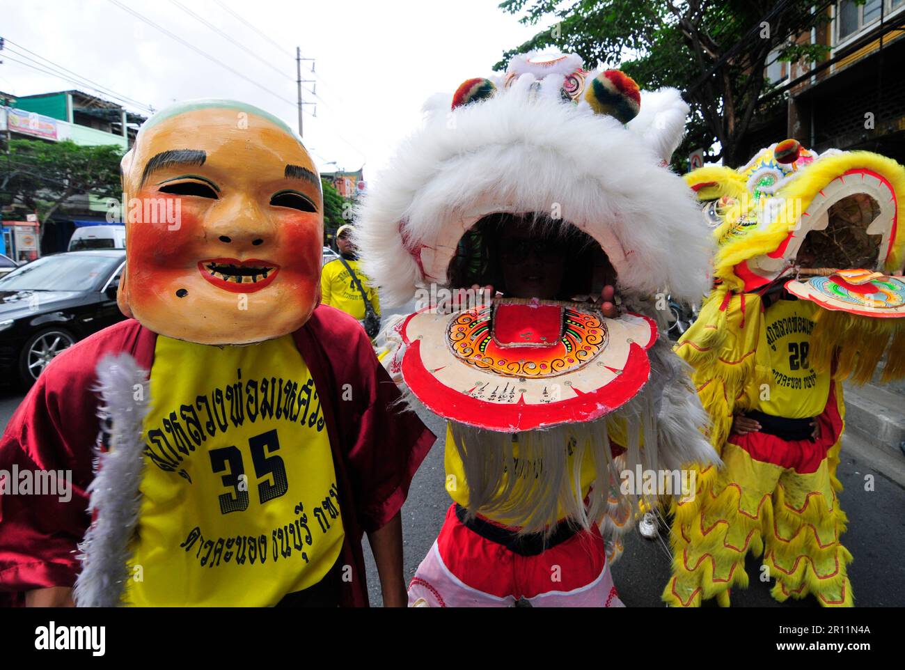 Eine farbenfrohe Parade entlang der Charoen Nakhon Rd in Bangkok, Thailand. Stockfoto