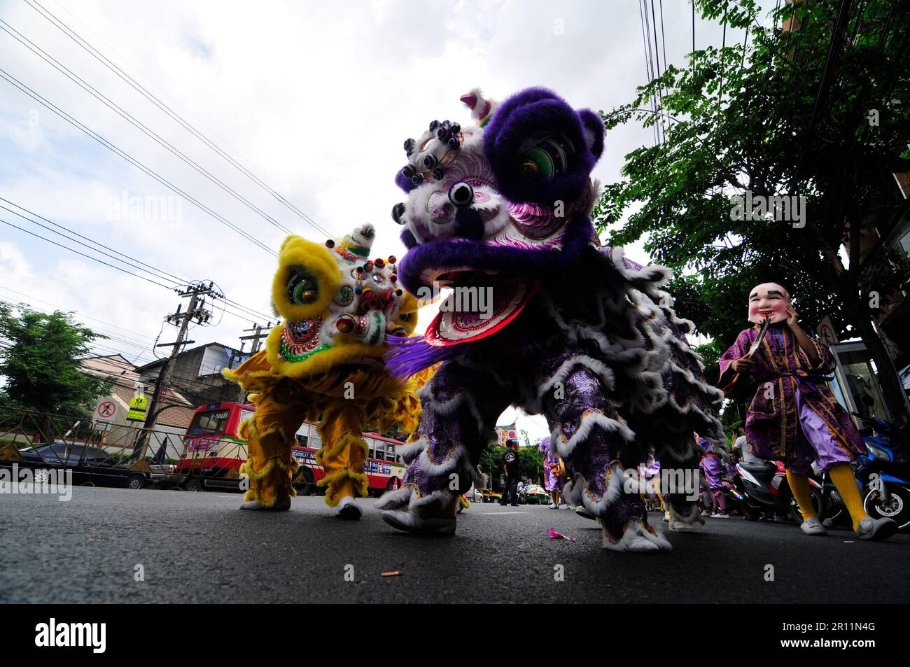 Eine farbenfrohe Parade entlang der Charoen Nakhon Rd in Bangkok, Thailand. Stockfoto