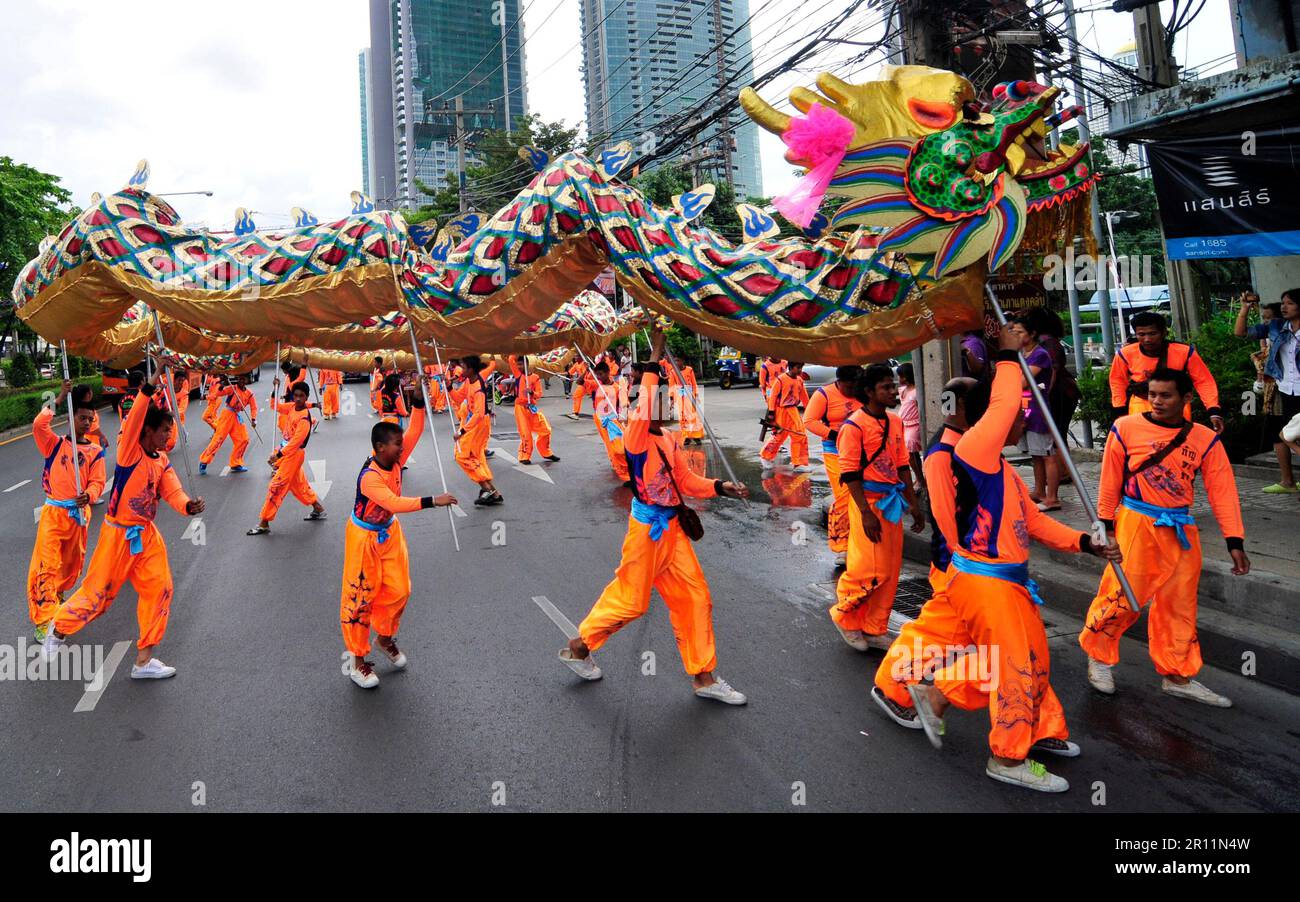 Eine farbenfrohe Parade entlang der Charoen Nakhon Rd in Bangkok, Thailand. Stockfoto
