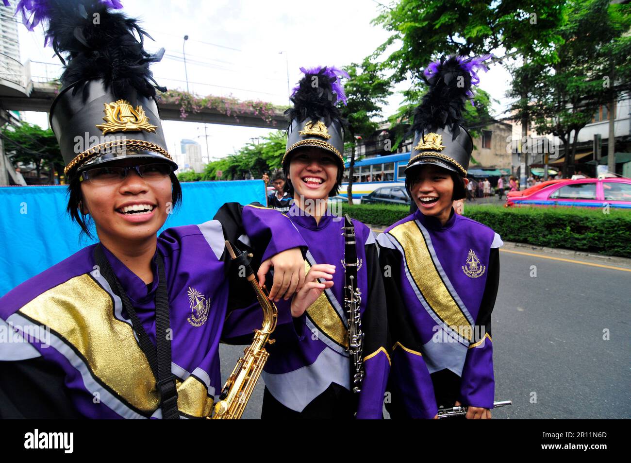 Eine farbenfrohe Parade entlang der Charoen Nakhon Rd in Bangkok, Thailand. Stockfoto