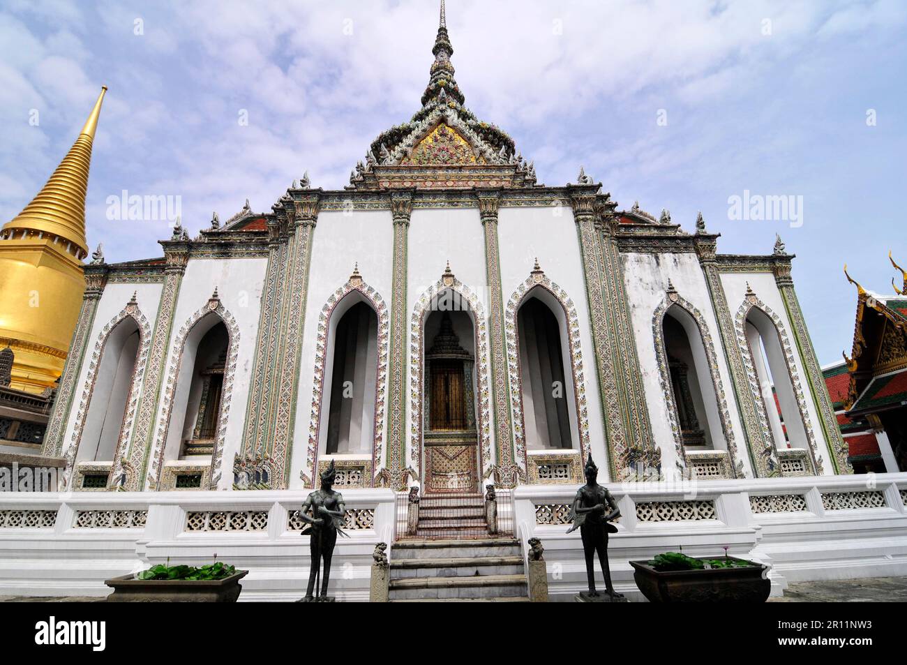 Phra Wiharn Yod buddhistischer Tempel im Großen Palast in Bangkok, Thailand. Stockfoto