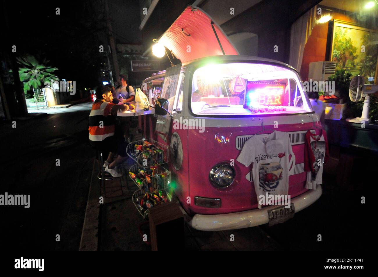 Eine VW Bus Cocktailbar in Bangkok, Thailand. Stockfoto