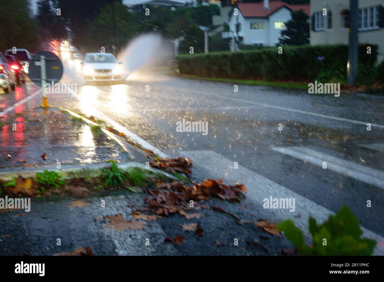 Tauranga Neuseeland - 9 2023. Mai; Rush Hour Verkehr spritzt mit einem Spritzer Wasser während sintflutartigen Regengusses Stockfoto