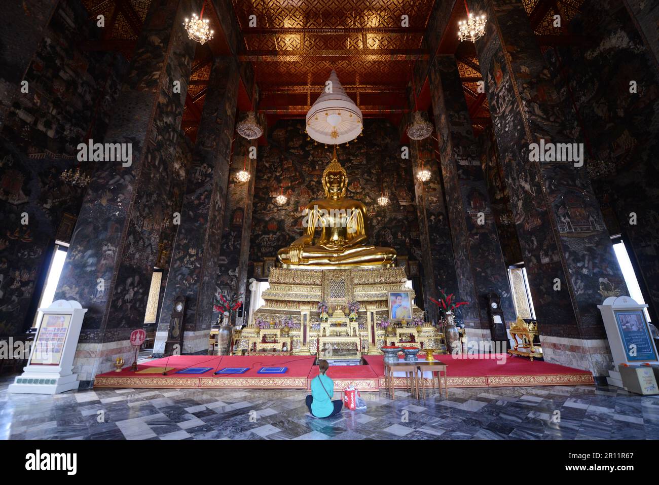 Sakyamuni Buddha in dem in der Vihara, Wat Suthat, Bangkok, Thailand. Stockfoto