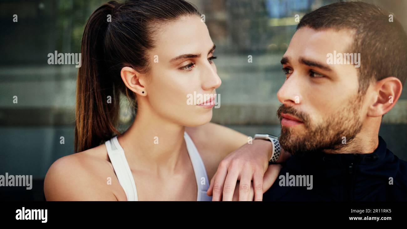 Workout-Freunde halten dich in der Verantwortung. Ein junges Paar, das zusammen in der Stadt trainiert. Stockfoto