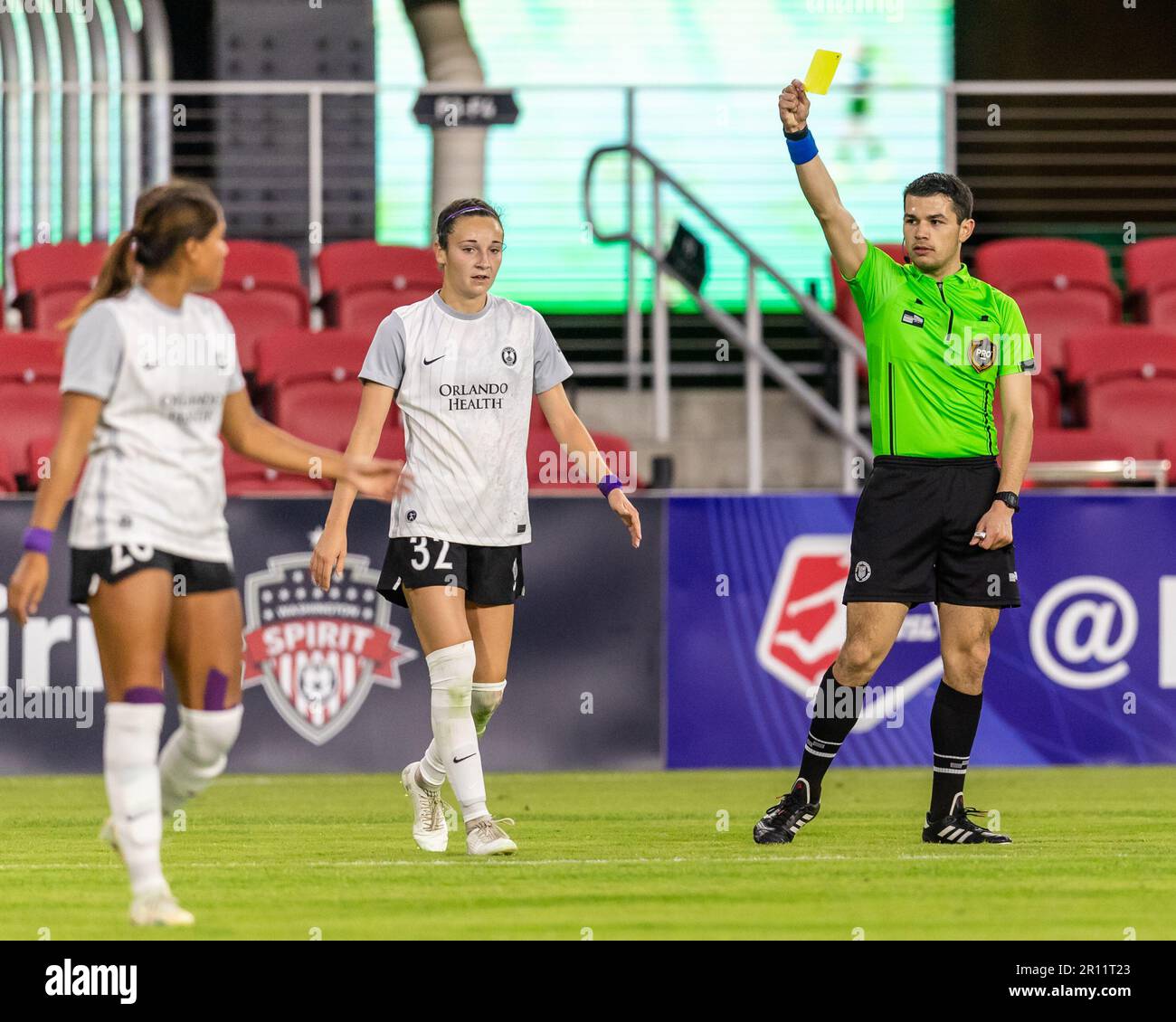 10. Mai 2023, Washington, District of Columbia, USA: BRIANNA MARTINEZ (32) des Orlando Pride erhält während eines UKG NWSL Challenge Cup-Spiels gegen den Washington Spirit auf dem Audi Field eine gelbe Karte. (Kreditbild: © Robert Blakley/ZUMA Press Wire) NUR REDAKTIONELLE VERWENDUNG! Nicht für den kommerziellen GEBRAUCH! Stockfoto