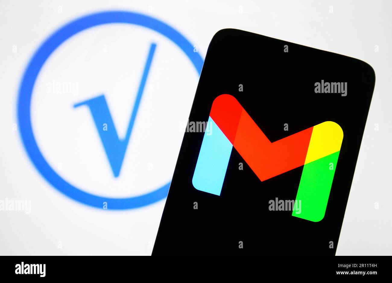 Ukraine. 10. Mai 2023. In dieser Fotoabbildung ist das Gmail-Logo auf einem Smartphone und ein blaues Häkchen auf einem pc-Bildschirm zu sehen. Kredit: SOPA Images Limited/Alamy Live News Stockfoto