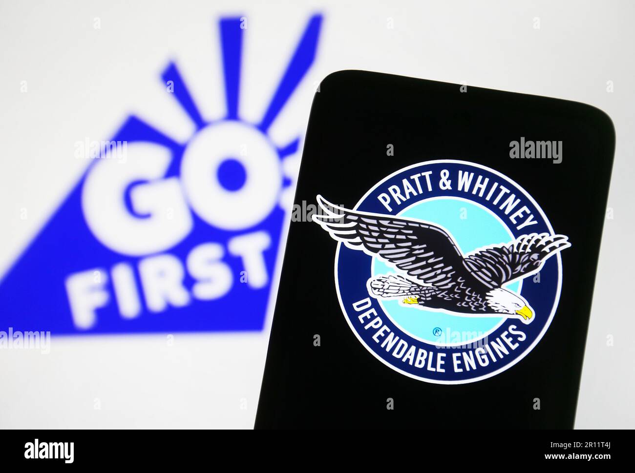 Ukraine. 10. Mai 2023. In dieser Fotoabbildung ist das Pratt & Whitney Logo auf einem Smartphone und das Go First (GoAir) Logo auf einem pc-Bildschirm zu sehen. Kredit: SOPA Images Limited/Alamy Live News Stockfoto