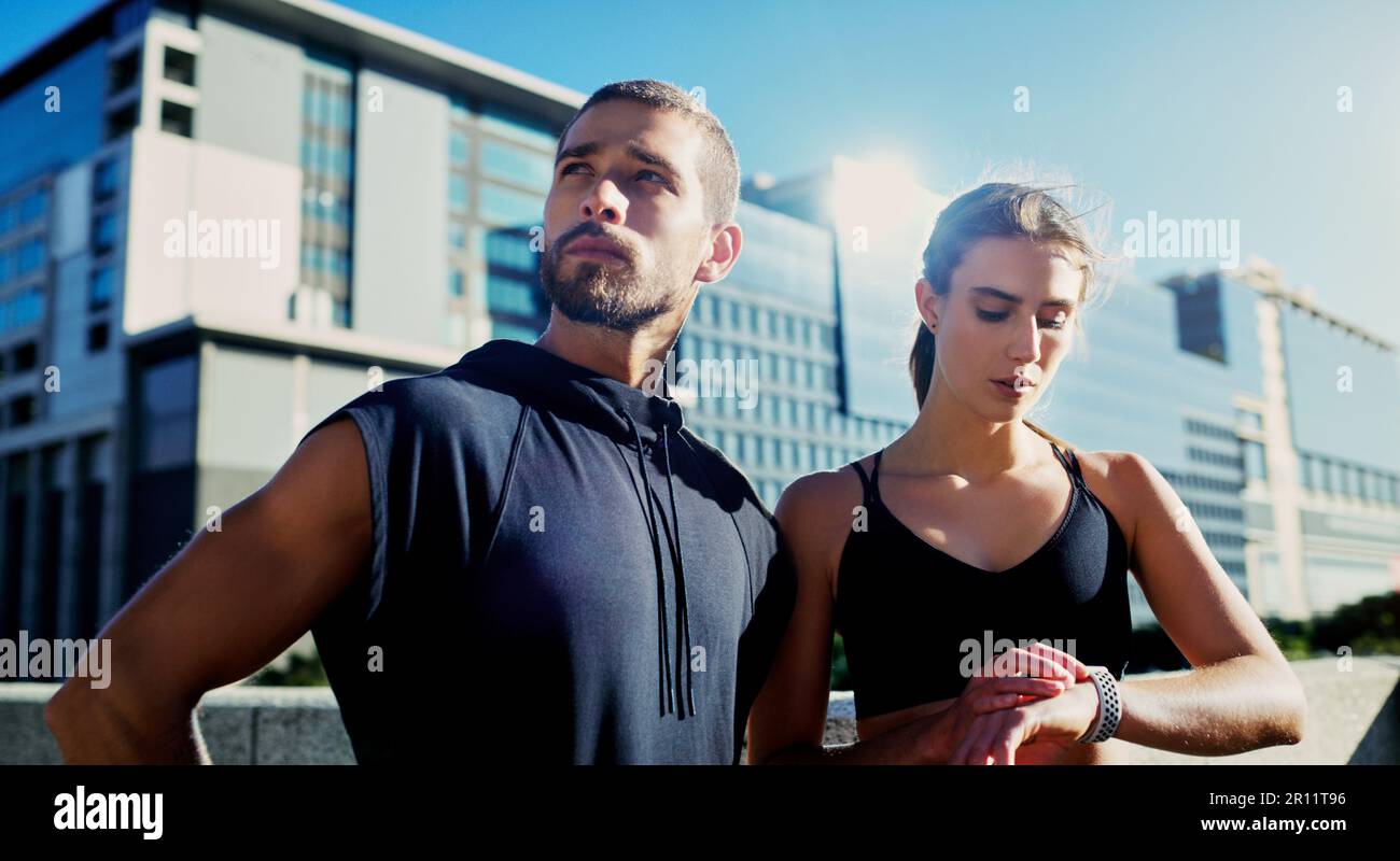 Nehmen Sie sich Zeit für Bewegung. Ein junges Paar, das zusammen in der Stadt trainiert. Stockfoto