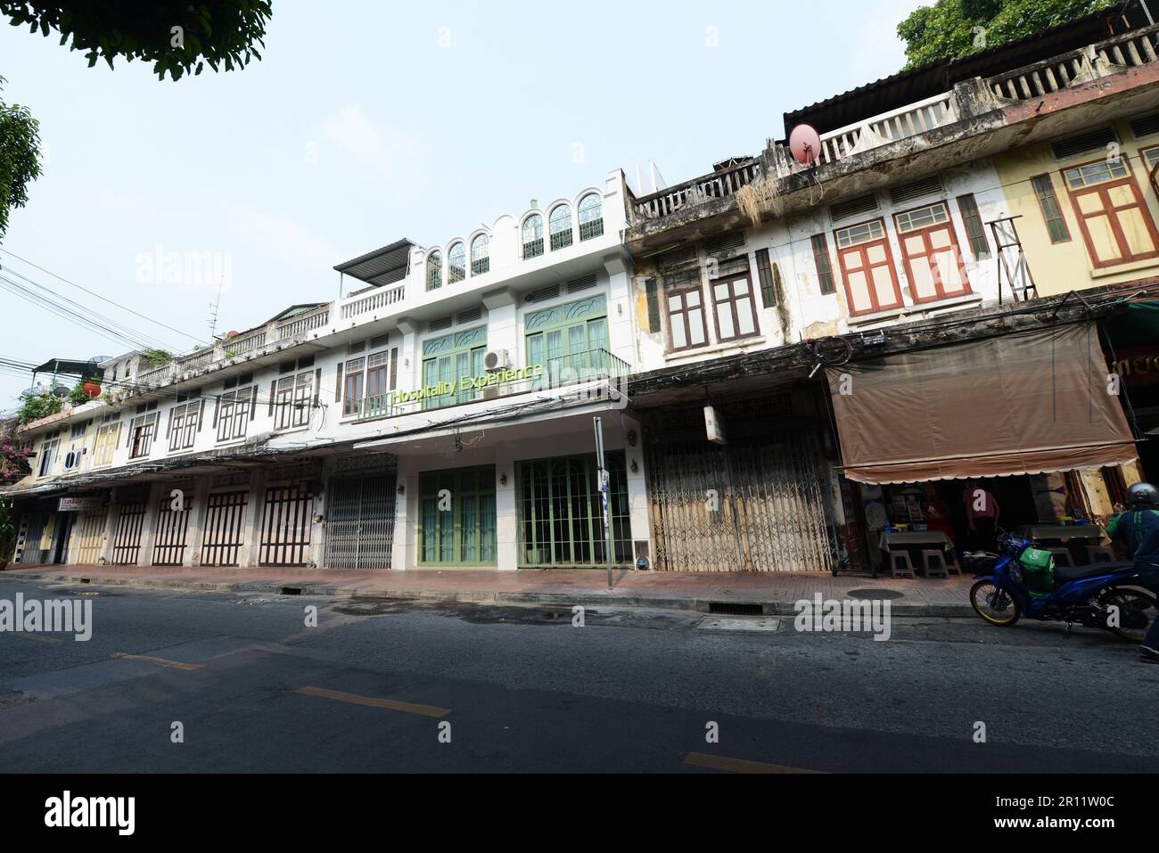 Wunderschöne alte Gebäude entlang der Bori Pat Road in der Nähe des Goldenen Mount Tempels in Bangkok, Thailand. Stockfoto