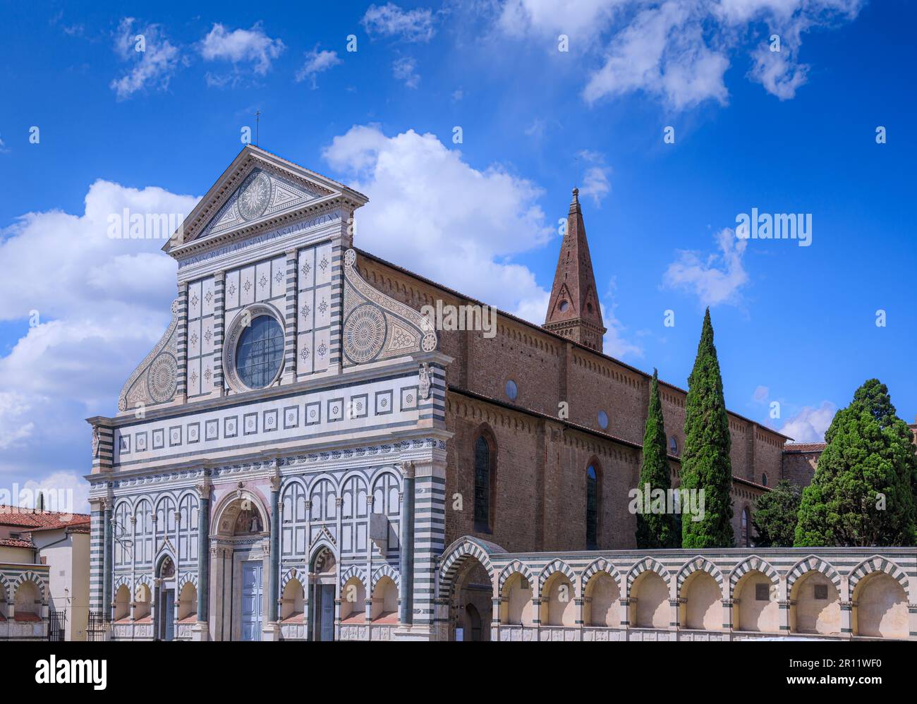 Die Basilika des Heiligen Kreuzes, ein franziskaner Meisterwerk in Florenz Italien: Blick auf die gotische Fassade der Wiederbelebung. Stockfoto