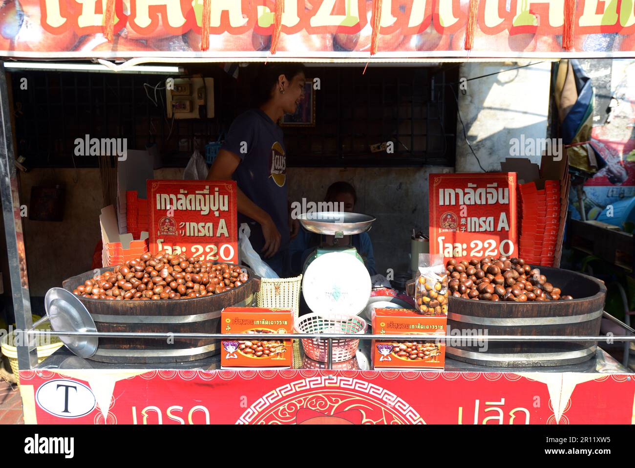 Kastanienverkäufer in Chinatown, Bangkok, Thailand. Stockfoto