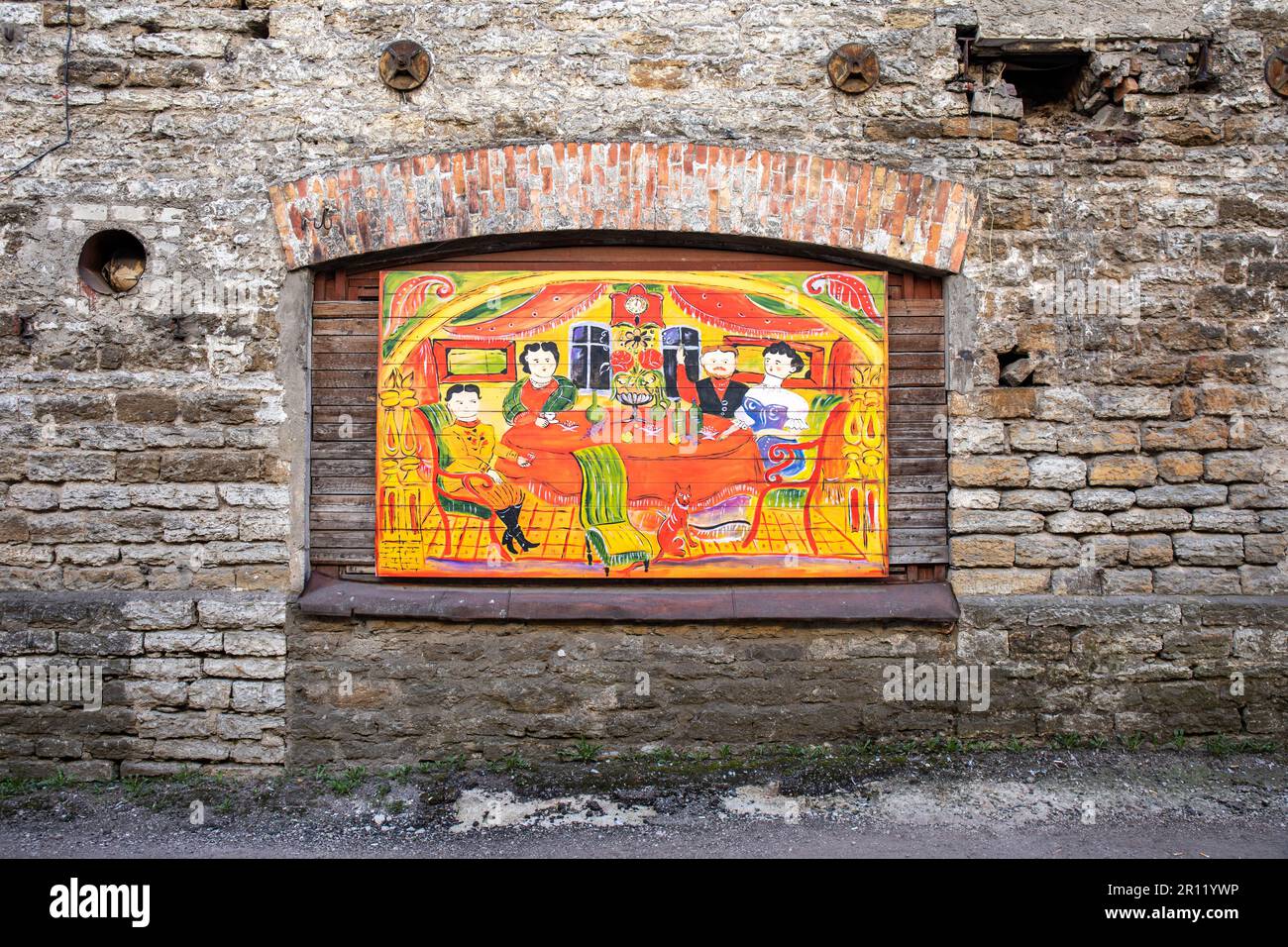 Straßenkunst. Farbenfrohe Gemälde auf einem alten, verfallenen Industriebau im Viertel Rotermanni in Tallinn, Estland. Stockfoto