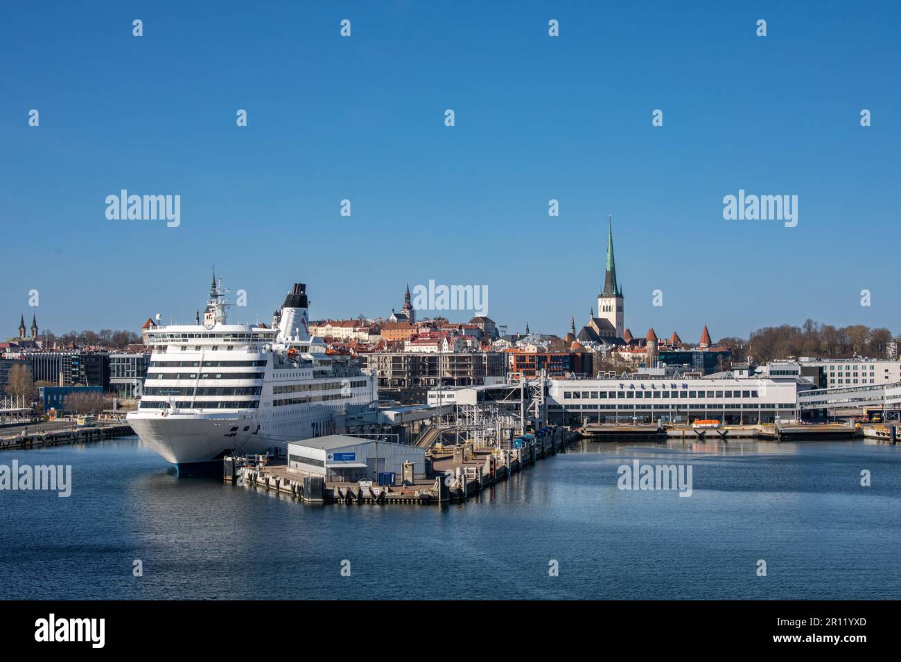 M/S Isabelle, die als vorübergehende Unterkunft für ukrainische Flüchtlinge im Passagierhafen Tallinn (Estland) festgemacht hat Stockfoto M/S Isabelle, die als vorübergehende Unterkunft für ukrainische Flüchtlinge im Passagierhafen Tallinn (Estland) festgemacht hat Stockfoto