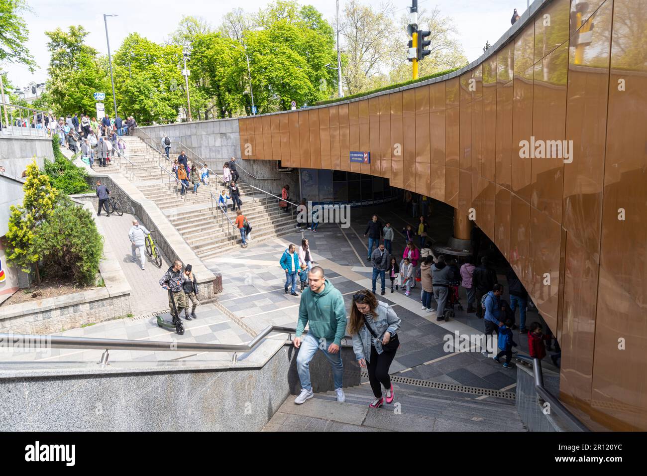 Sofia, Bulgarien. Mai 2023. Blick auf den Eingang einer U-Bahn-Station im Stadtzentrum Stockfoto