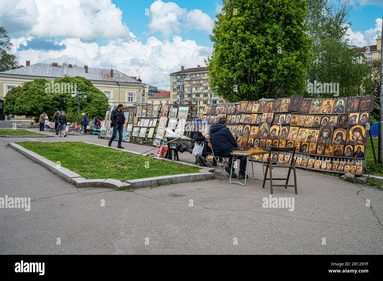 Sofia, Bulgarien. Mai 2023. Sonntags Antiquitäten- und Kunsthandwerksmesse in einem Stadtpark Stockfoto