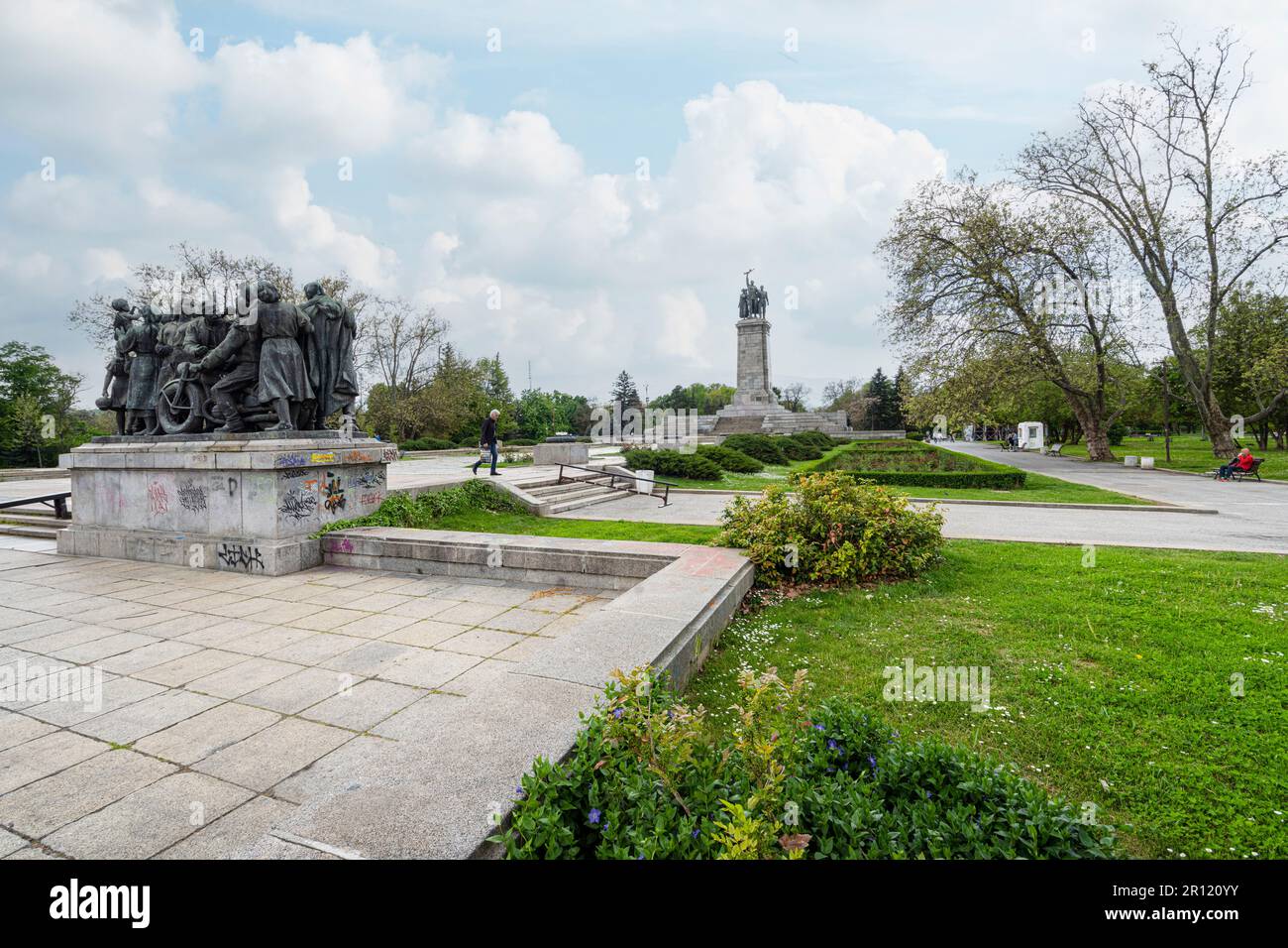 Sofia, Bulgarien. Mai 2023. Panoramablick auf das Denkmal der Sowjetarmee in einem Park im Stadtzentrum Stockfoto