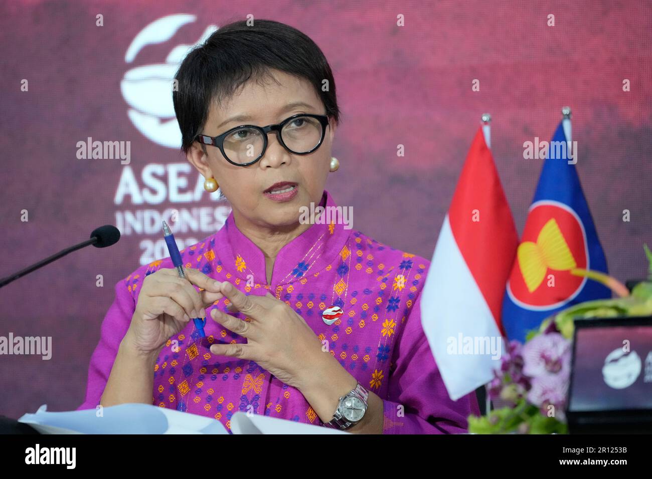 Indonesian Foreign Minister Retno Marsudi gestures during a press conference the 42nd ASEAN Summit in Labuan Bajo,East Nusa Tenggara province, Indonesia, Thursday, May 11, 2023. (AP Photo/Achmad Ibrahim, pool) Stockfoto