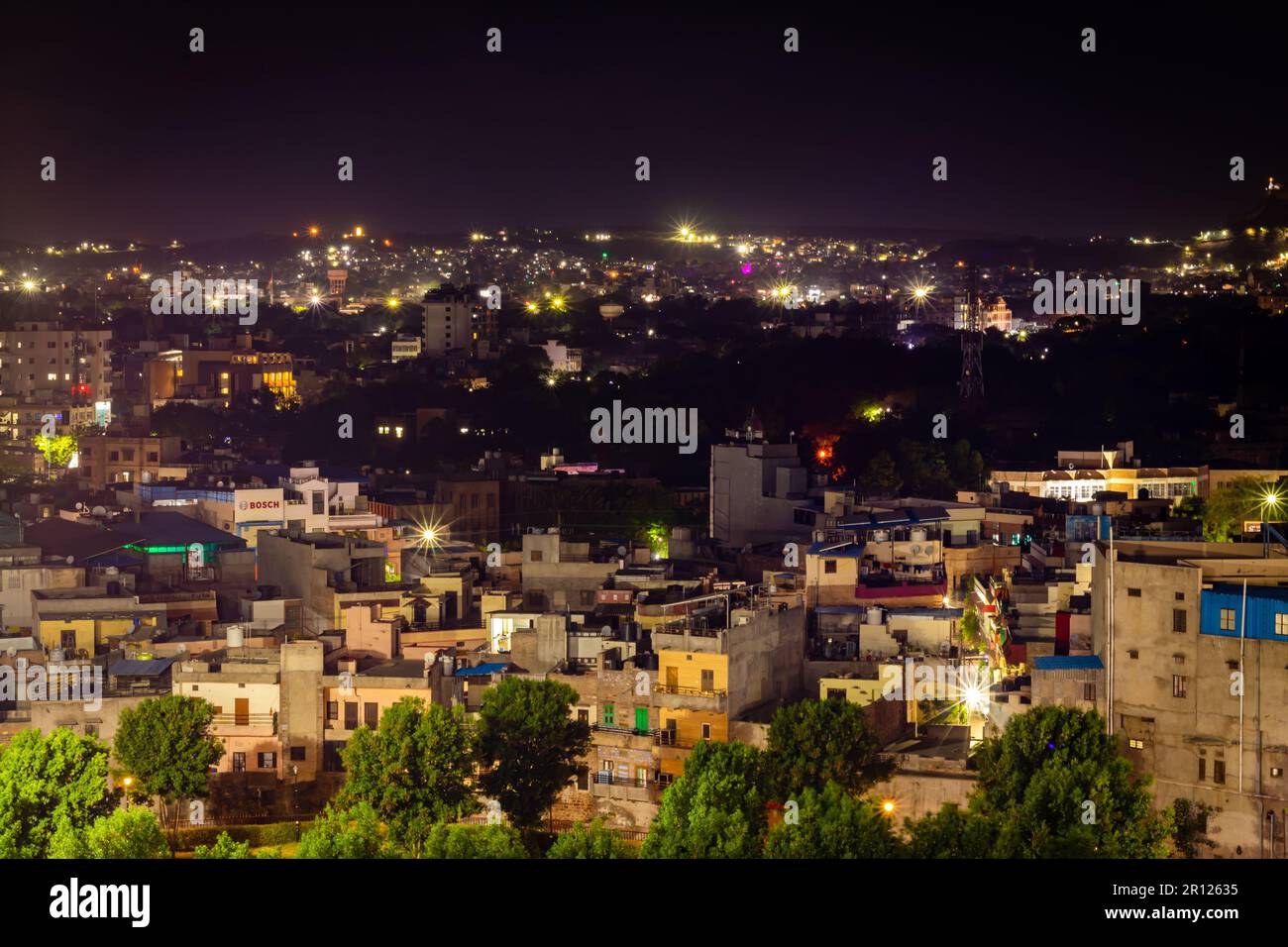 Am 05 2023. Mai wird im jodhpur rajasthan india ein Bild der nächtlichen Stadtlandschaft mit Lichtern bei Nacht aufgenommen. Stockfoto