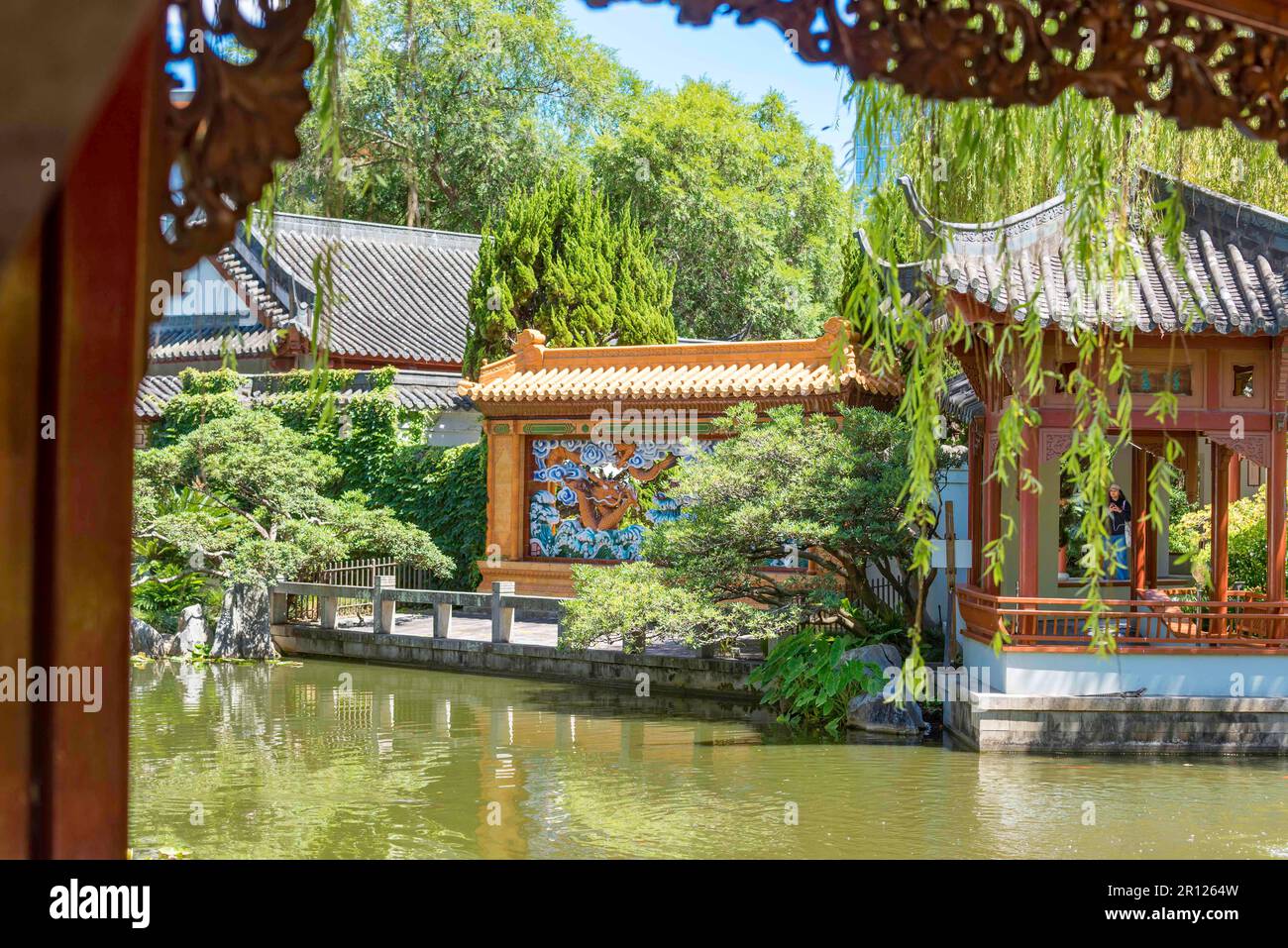 The Dragon Wall mit zwei fliegenden Drachen, ein Geschenk von Guangdong City nach New South Wales in den Chinese Gardens of Friendship in Sydney, Australien Stockfoto