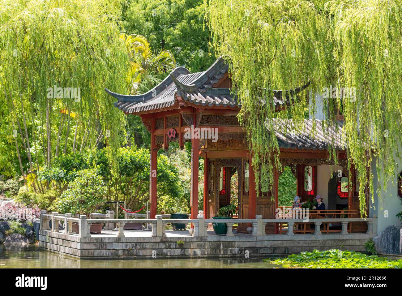 Der Peace Boat Pavillon, eines von vielen verschiedenen Bauten im Chinese Gardens of Friendship in Sydney, Australien Stockfoto