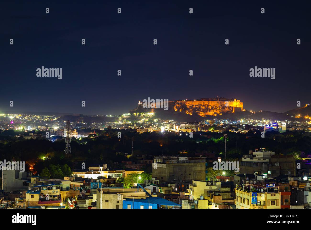 Das Fort mehrangarh mit nächtlichem Blick auf die Landschaft der Stadt und Lichtern bei Nacht wird am 05 2023. Mai im jodhpur rajasthan india aufgenommen. Stockfoto
