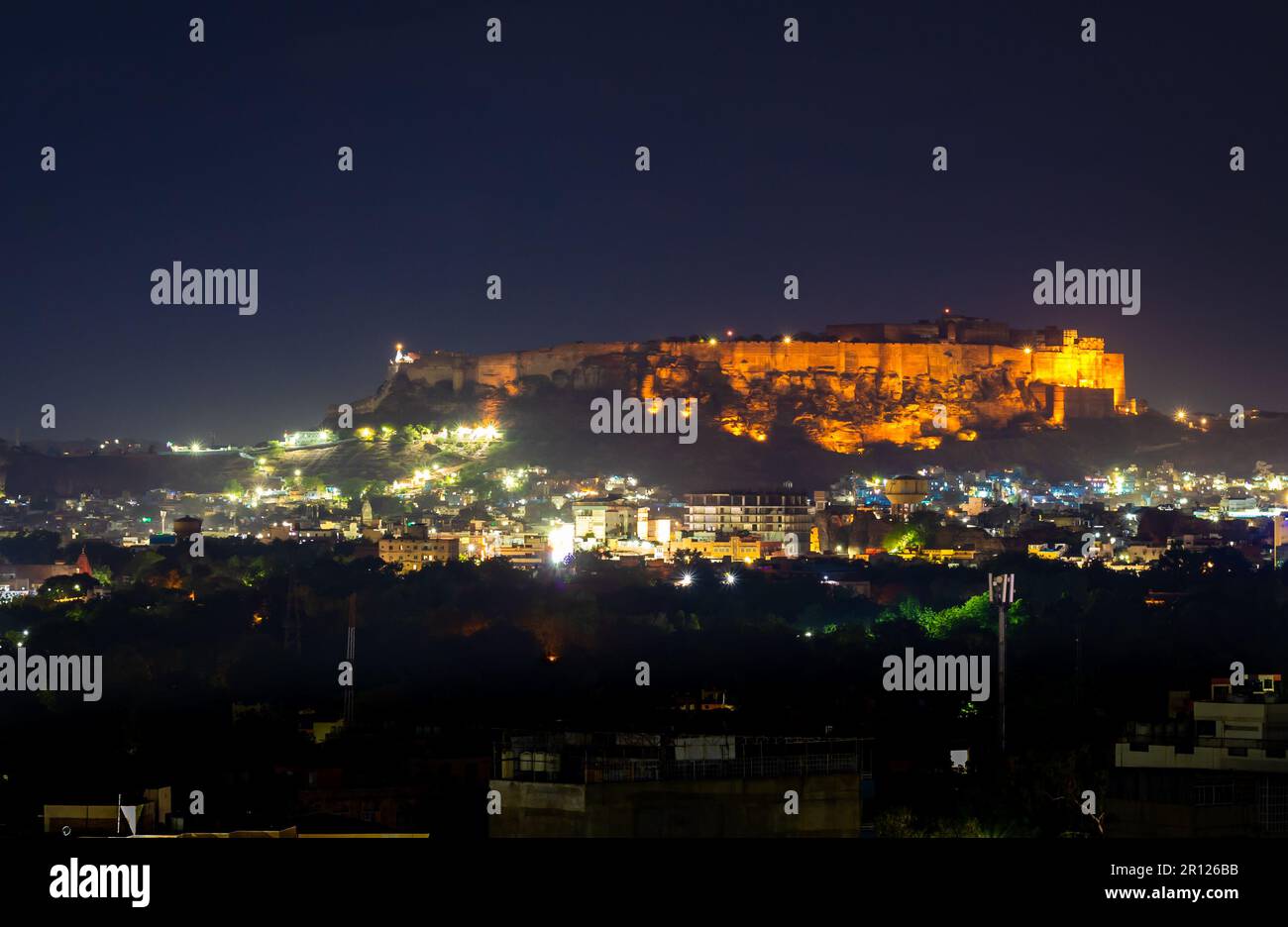 Das Fort mehrangarh mit nächtlichem Blick auf die Landschaft der Stadt und Lichtern bei Nacht wird am 05 2023. Mai im jodhpur rajasthan india aufgenommen. Stockfoto