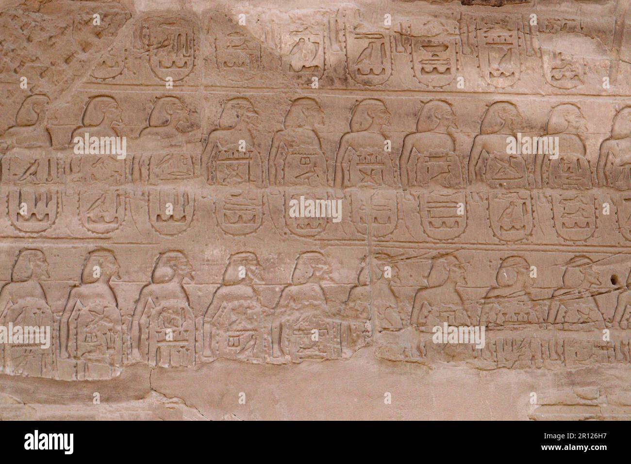 Alte ägyptische Schnitzereien und Hieroglyphen im Tempel von Karnak in Luxor, Ägypten Stockfoto