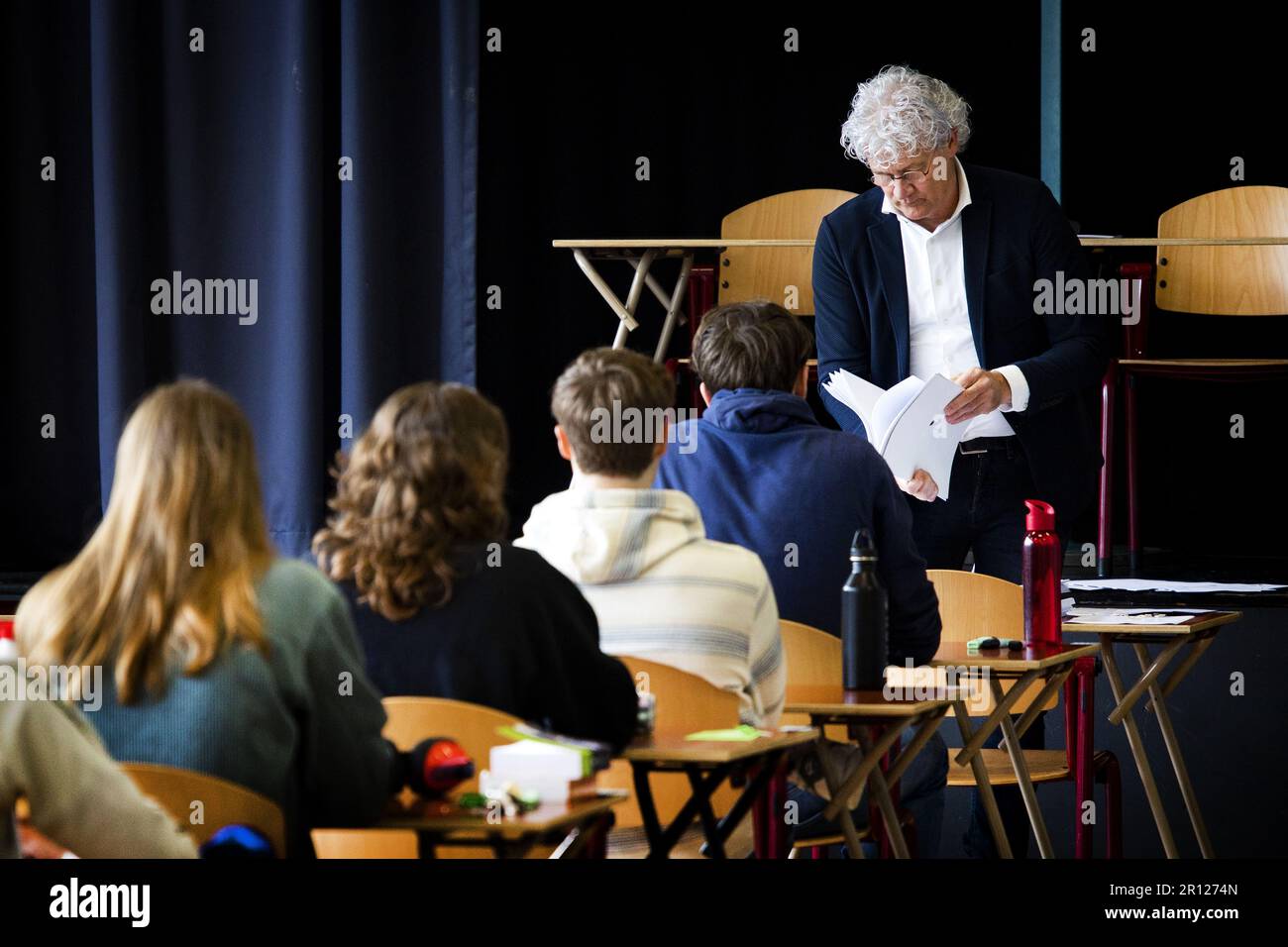 LEAD - 11/05/2023, Schüler vor Beginn der ersten Abschlussprüfung am Visser 't Hooft Lyceum. Schüler im letzten Jahr der Sekundarstufe beginnen mit den Abschlussprüfungen. ANP RAMON VAN FLYMEN niederlande raus - belgien raus Stockfoto