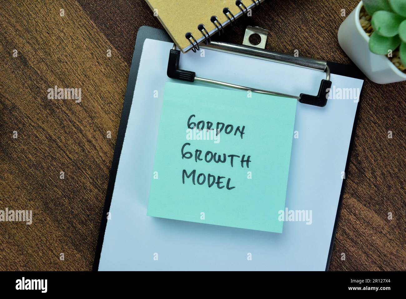 Konzept des Gordon Growth Model Schreiben auf Haftnotizen isoliert auf Holztisch. Stockfoto