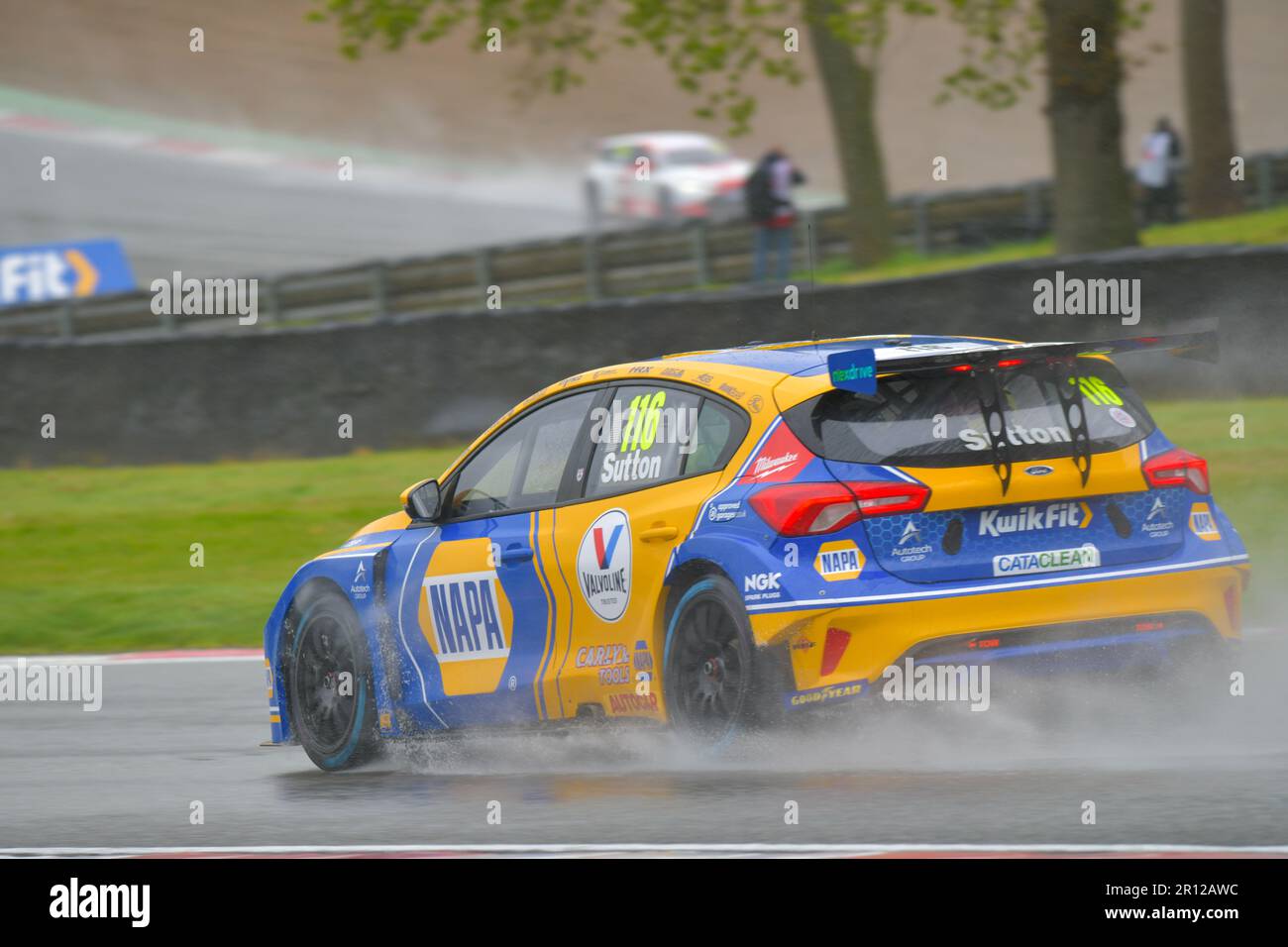 BTCC 2023, British Touring Car Championship, Brands Hatch Circuit, Ash Sutton, Nummer 116, Napa Racing UK. Ford Focus, Rennen im Regen Stockfoto
