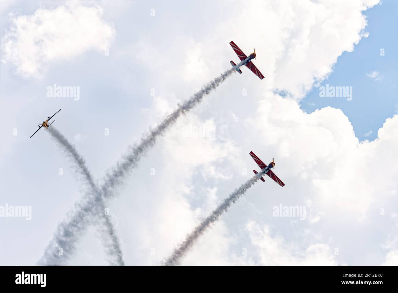 KUBINKA, MOSKAU, RUSSLAND - 12. MAI 2020: Luftschlacht von drei Flugzeugen des 2. Weltkriegs am Himmel. Stockfoto