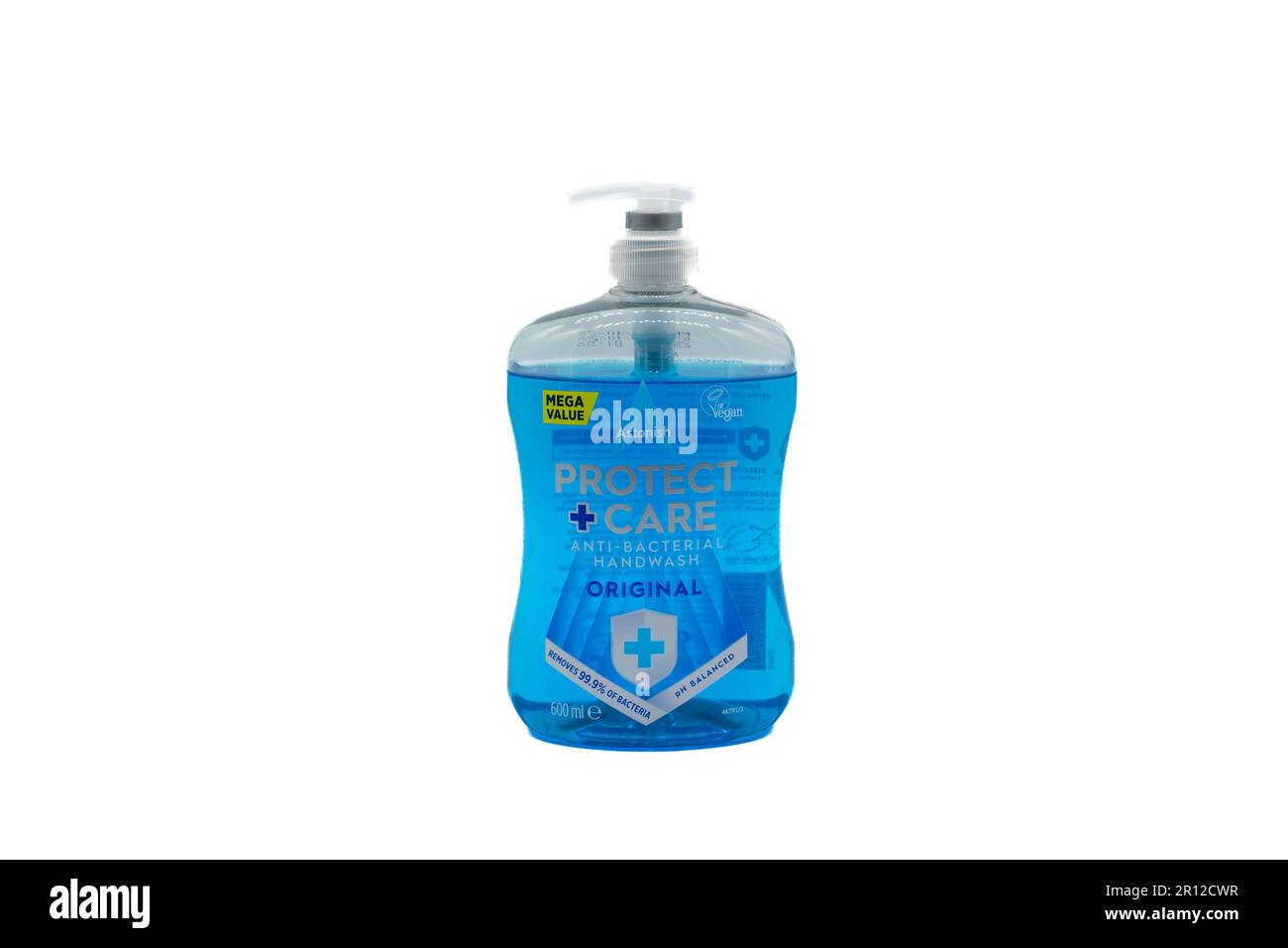 Irvine, Schottland, Großbritannien - 02. Februar 2023: Handdesinfektionsmittel mit dem Logo Astonish Protect and Care in einer Kunststoffflasche mit Pumpapplikator aus Kunststoff Stockfoto