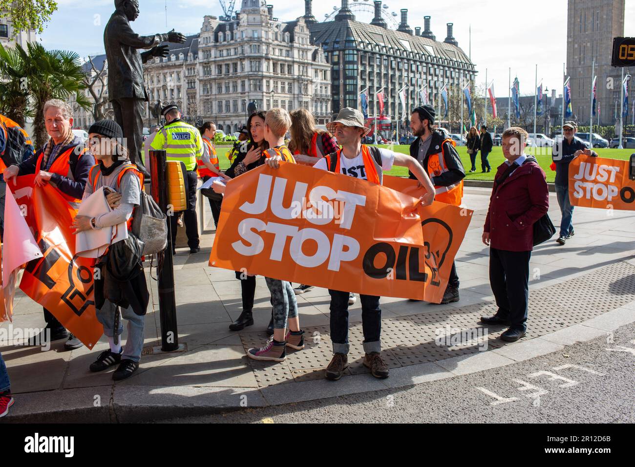 London,uk,11,th,May,2023 Just Stop Oil Aktivisten blockieren den Verkehr auf dem Parliament Square mit einem langsamen marsch, während die Klimagruppe ihre Proteste fortsetzt und fordert, dass die Regierung die Vergabe neuer Öl- und Gaslizenzen aufgibt und die Polizei Credit Richard Lincoln/Alamy Live News festnimmt Stockfoto