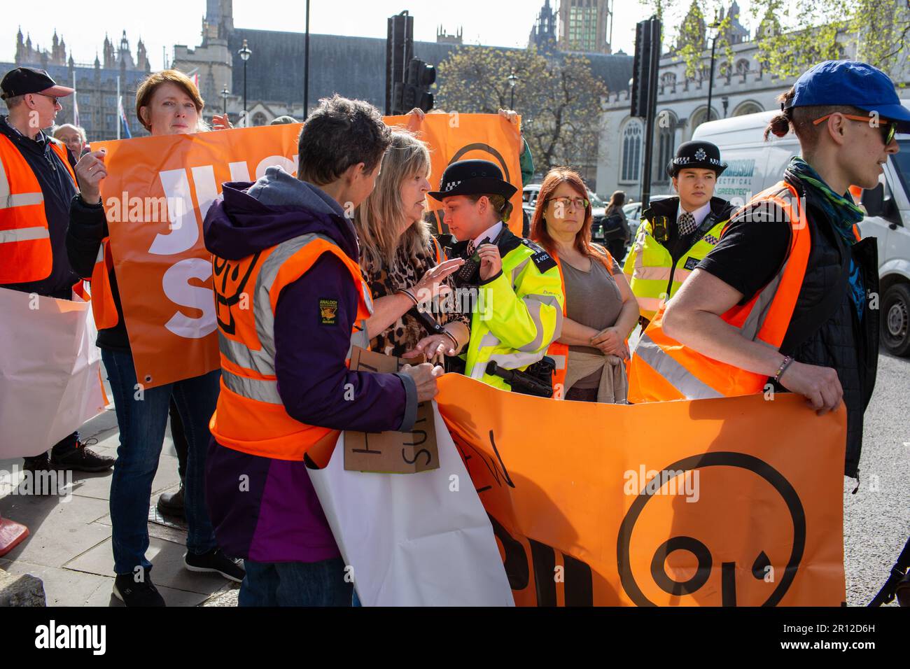 London,uk,11,th,May,2023 Just Stop Oil Aktivisten blockieren den Verkehr auf dem Parliament Square mit einem langsamen marsch, während die Klimagruppe ihre Proteste fortsetzt und fordert, dass die Regierung die Vergabe neuer Öl- und Gaslizenzen aufgibt und die Polizei Credit Richard Lincoln/Alamy Live News festnimmt Stockfoto