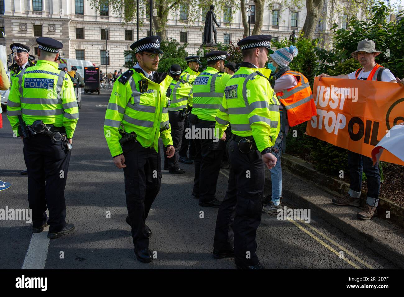 London,uk,11,th,May,2023 Just Stop Oil Aktivisten blockieren den Verkehr auf dem Parliament Square mit einem langsamen marsch, während die Klimagruppe ihre Proteste fortsetzt und fordert, dass die Regierung die Vergabe neuer Öl- und Gaslizenzen aufgibt und die Polizei Credit Richard Lincoln/Alamy Live News festnimmt Stockfoto