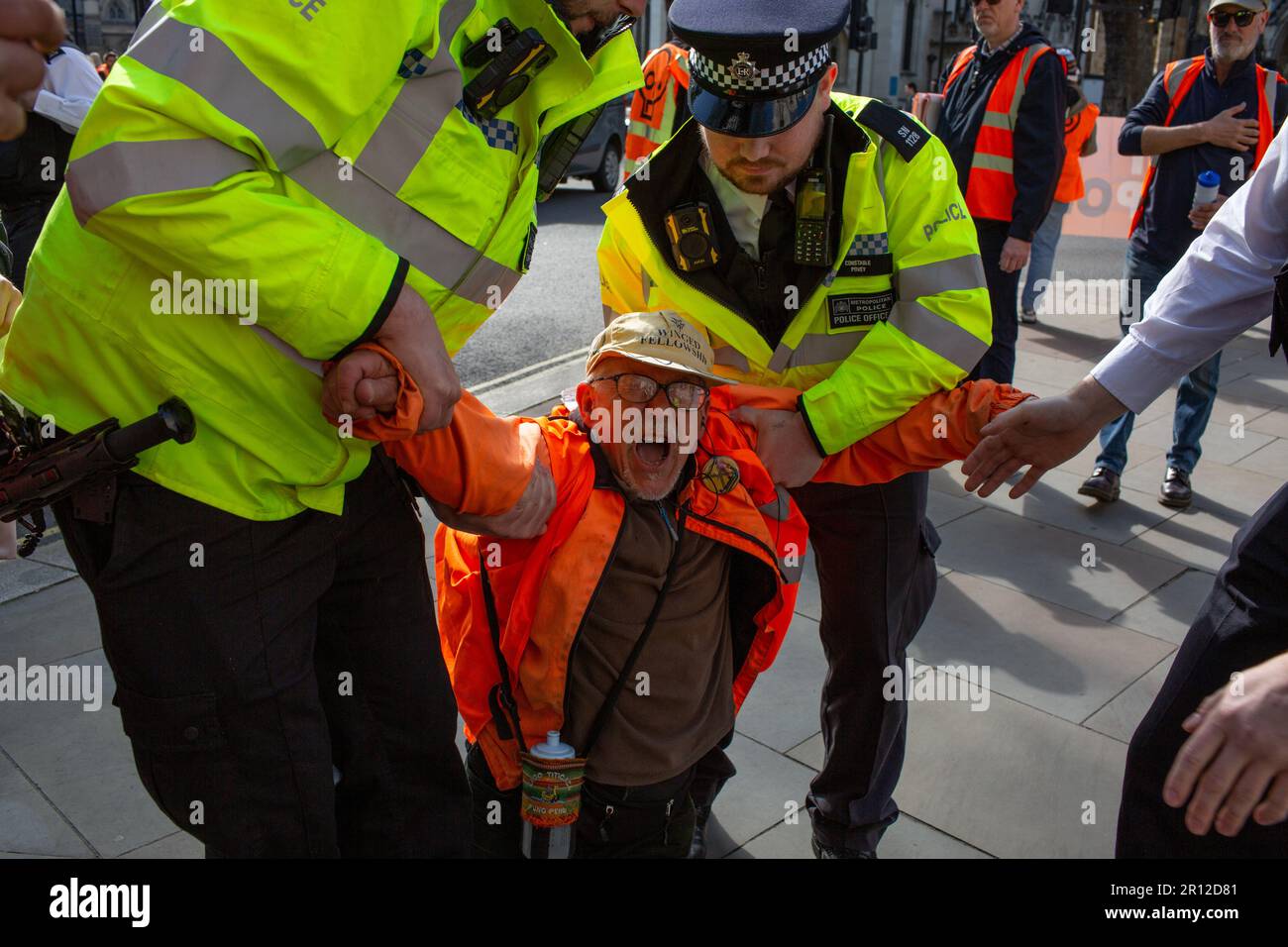 London,uk,11,th,May,2023 Just Stop Oil Aktivisten blockieren den Verkehr auf dem Parliament Square mit einem langsamen marsch, während die Klimagruppe ihre Proteste fortsetzt und fordert, dass die Regierung die Vergabe neuer Öl- und Gaslizenzen aufgibt und die Polizei Credit Richard Lincoln/Alamy Live News festnimmt Stockfoto