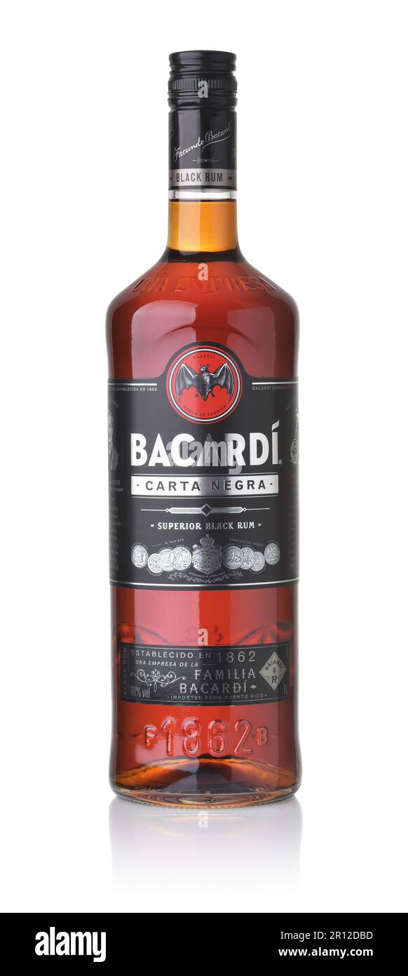 Tiflis, Georgien - Mai 2022. Vorderansicht der ursprünglichen schwarzen Bacardi Carta Negra-Rumflasche, isoliert auf Weiß Stockfoto