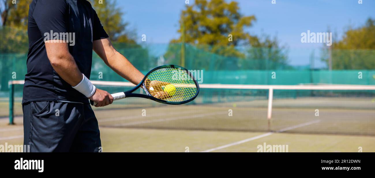 Tennisspieler, bereit, einen Ball im Spiel auf dem Freiluftplatz zu servieren. Banner mit Kopierbereich Stockfoto