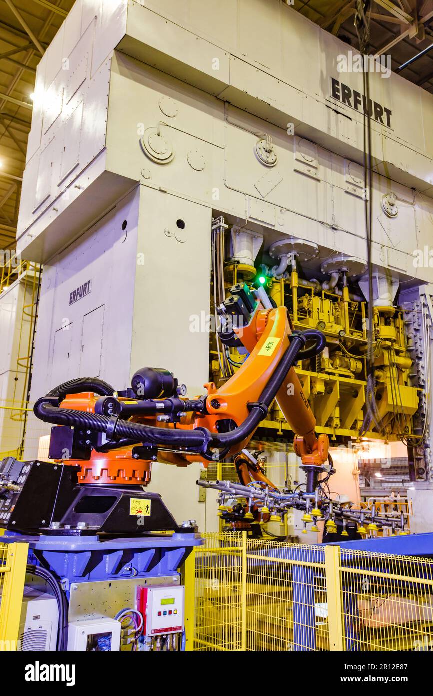 Nizhny Nowgorod, Russland - 21. November 2020: AUTOPRODUKTION IN GAZ. Erfurt 800 Stanzpresse und KUKA Robotermanipulator Stockfoto