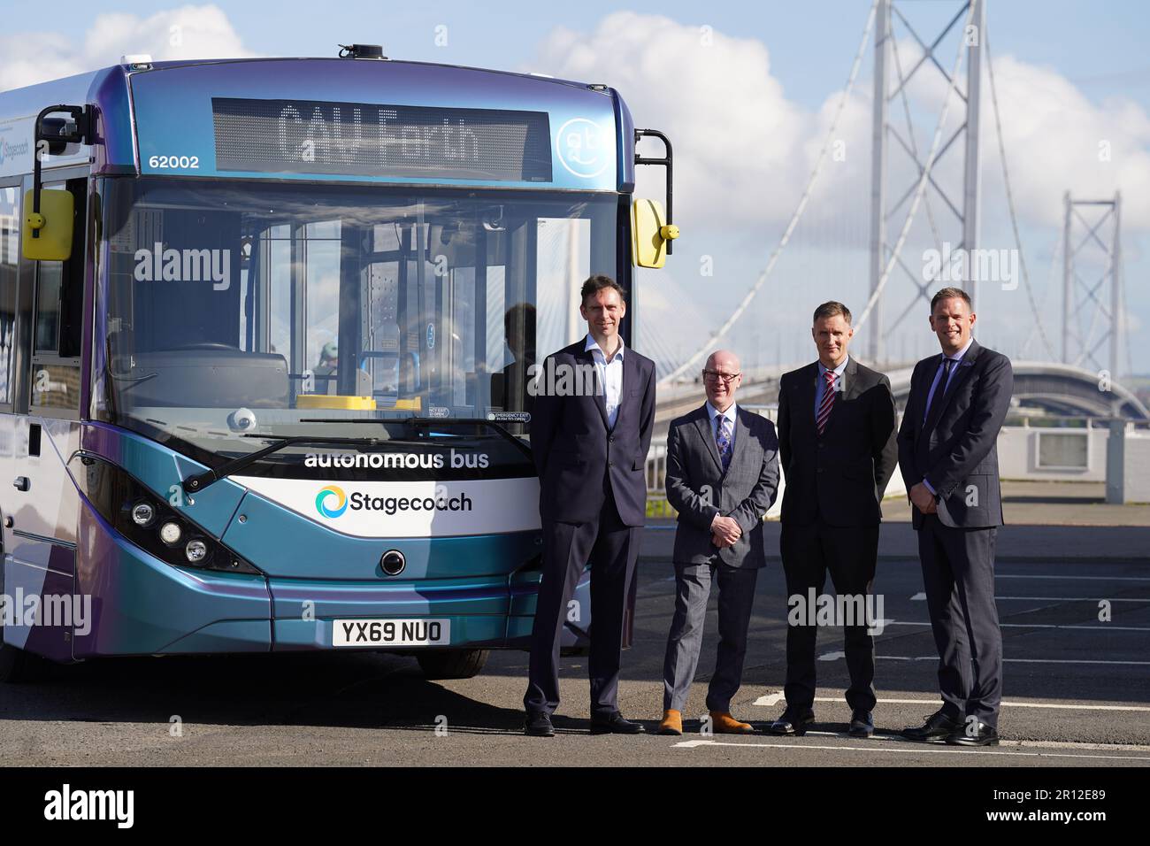 (Von links nach rechts) CEO von Fusion Processing Jim Hutchinson, Minister für Verkehr Kevin Stewart, Stagecoach Regional Director Sam Greer und Managing Director von Alexander Dennis Paul Davies mit einem der neuen Busse, die im Traffic Scotland National Control Centre in South Queensferry ausgestellt werden, Während der Einführung des ersten autonomen Busdienstes im Vereinigten Königreich. Eine Flotte von fünf Fahrzeugen des Typs Alexander Dennis Enviro200AV wird eine 14 km lange Strecke im gemischten Verkehr auf bis zu 50mph km über die Forth Road Bridge bei Edinburgh abdecken. Foto: Donnerstag, 11. Mai 2023. Stockfoto