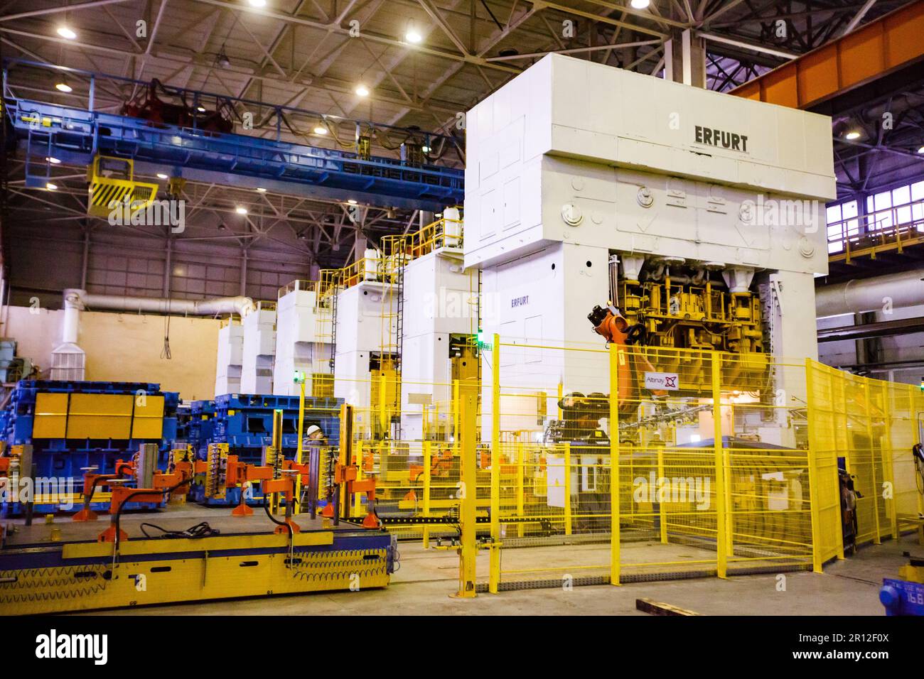 Nizhny Nowgorod, Russland - 21. November 2020: AUTOPRODUKTION IN GAZ. Erfurt Stanzpressleitung. Stockfoto