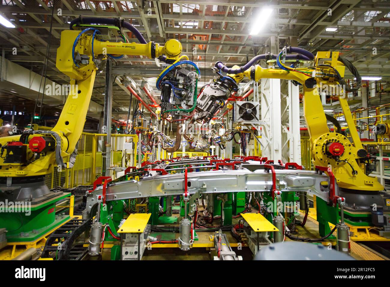 Nizhny Nowgorod, Russland - 21. November 2020: AUTOPRODUKTION IN GAZ. LKW-Aufbauten sind Teile der automatischen Schweißlinie. Moderne Robotermanipulatoren Stockfoto