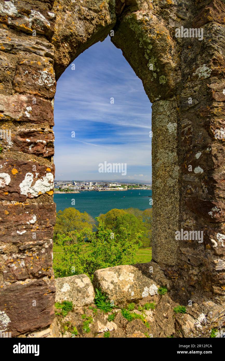 Die Ruined Folly im Mount Edgcumbe Country Park bietet einen Blick auf den Plymouth Sound in Richtung Hoe und Uferpromenade, Cornwall, England, Großbritannien Stockfoto