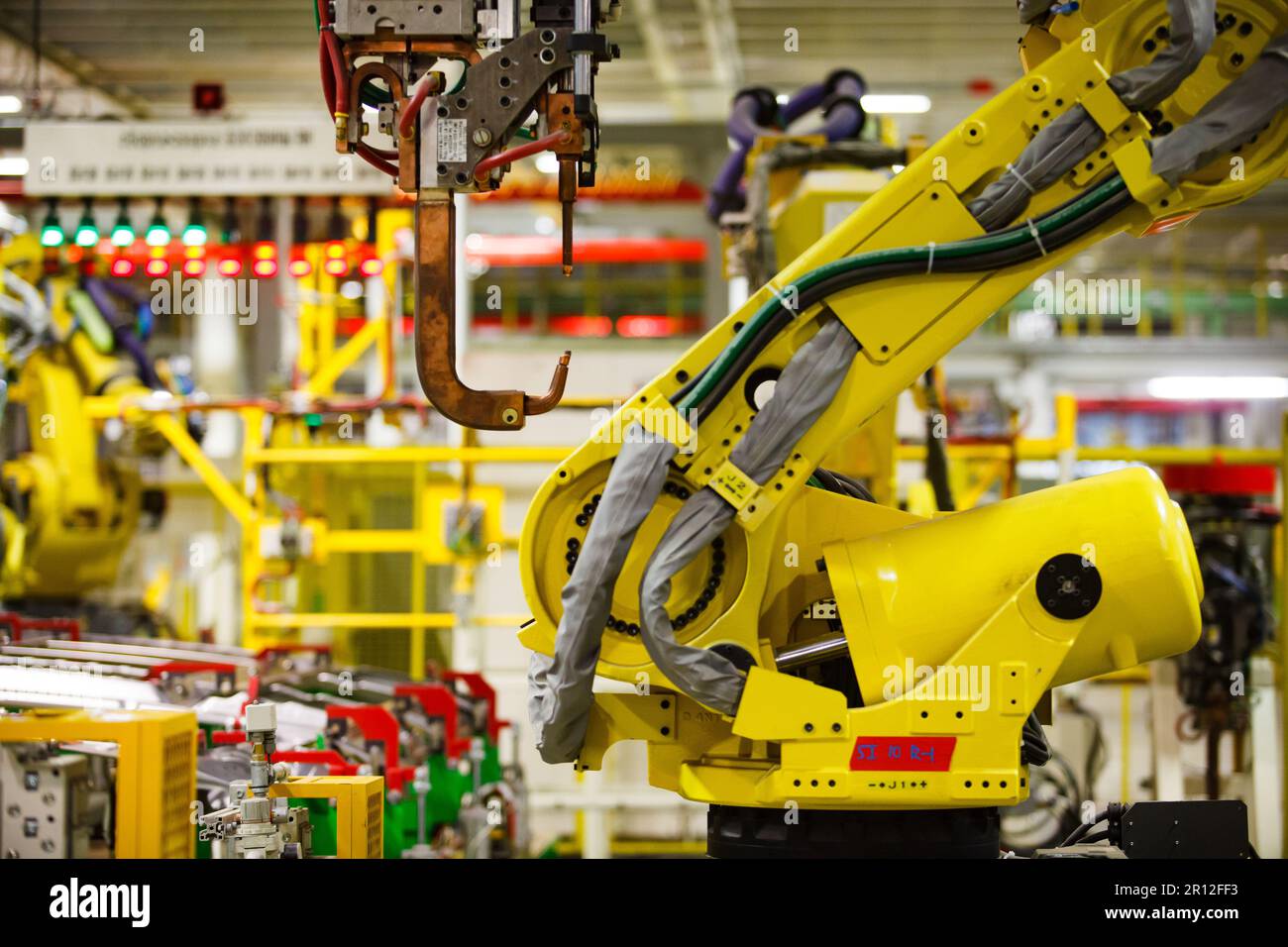 Nizhny Nowgorod, Russland - 21. November 2020: AUTOPRODUKTION IN GAZ. LKW-Aufbauten sind Teile der automatischen Schweißlinie. Nahaufnahme des Roboterschweißwerkzeugs. Stockfoto