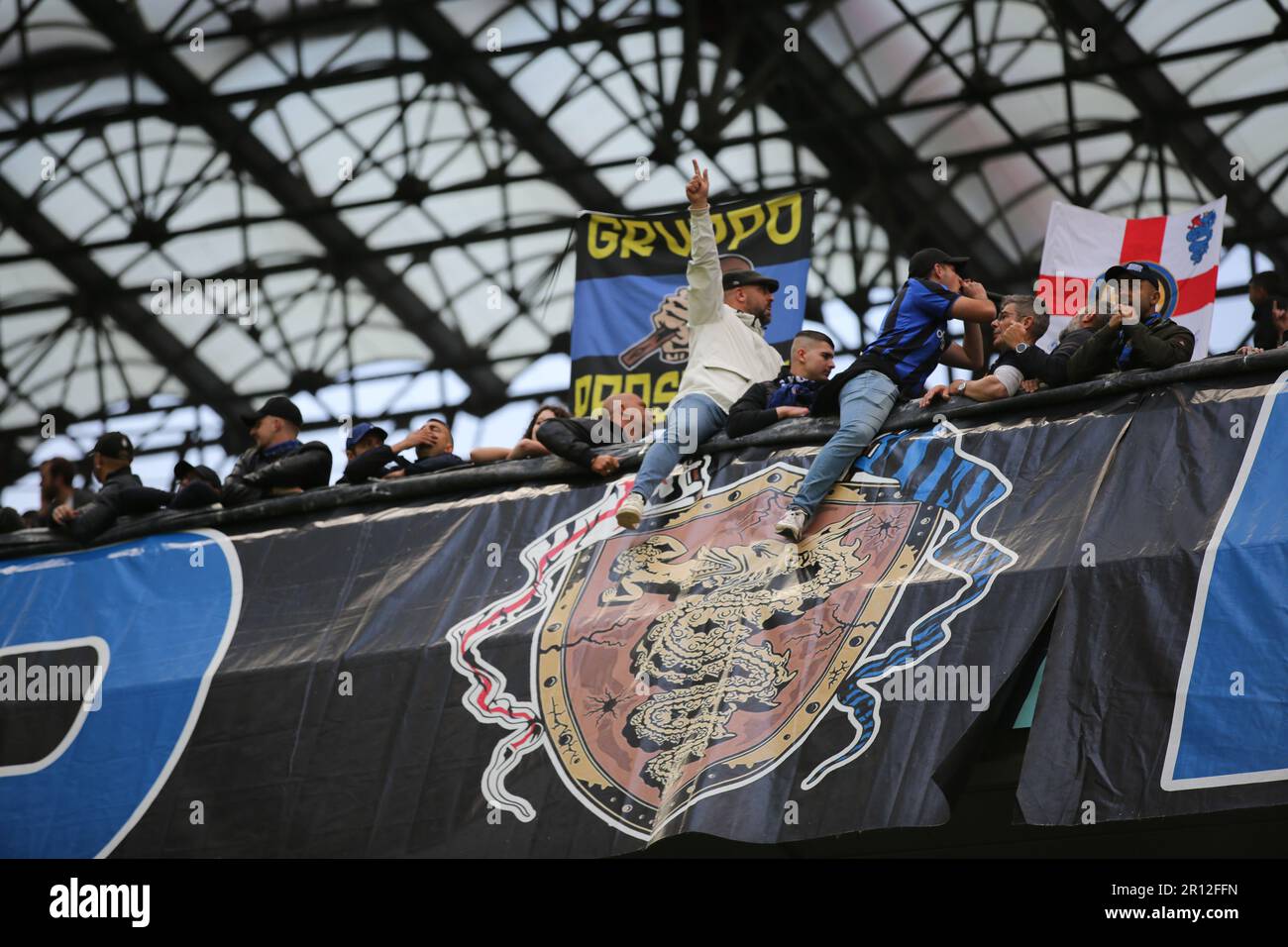 Mailand, Italien. 10. Mai 2023. Inter Mailand Fans in der Curva Nord während des UEFA Champions League Semifinal Leg 1 Spiels zwischen AC Mailand und Inter am Mittwoch, den 10. 2023. Mai im Stadio San Siro, Italien. Gutschrift: Mickael Chavet/Alamy Live News Stockfoto