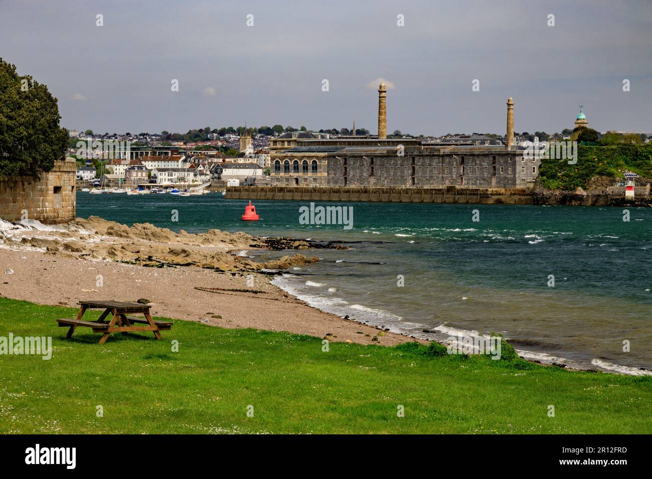 Blick über den Fluss Tamar in Richtung Plymouth und Royal William Yard vom Mount Edgcumbe Country Park, Cornwall, England, Großbritannien Stockfoto