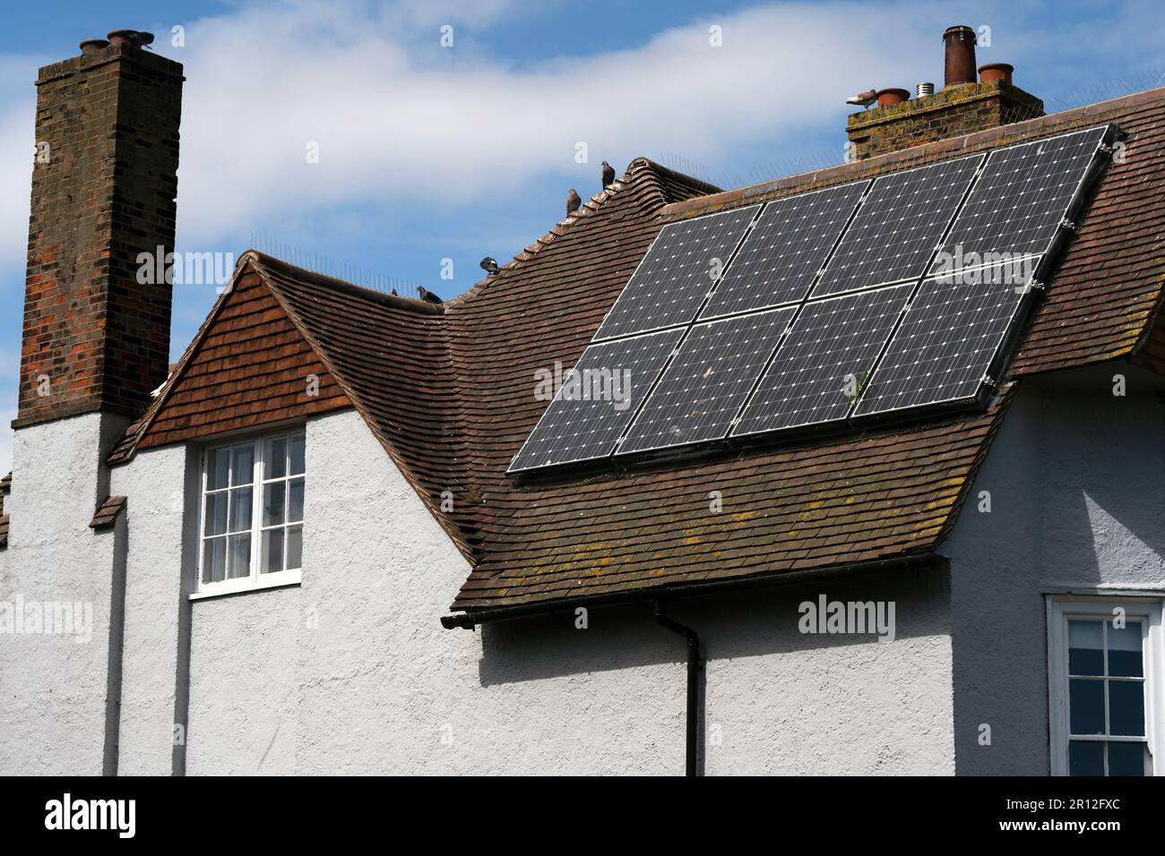 Solarenergiekollektoren auf Wohngrundstücken Stockfoto